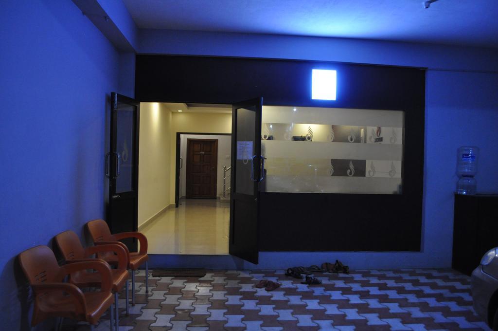 Jyothi Suites Tiruchirappalli Buitenkant foto